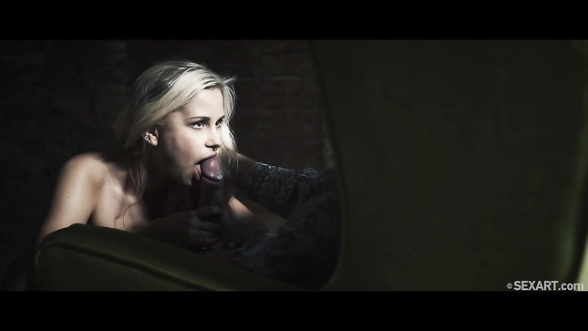 Блондиночка в неоновом экстазе на коленях у мачо