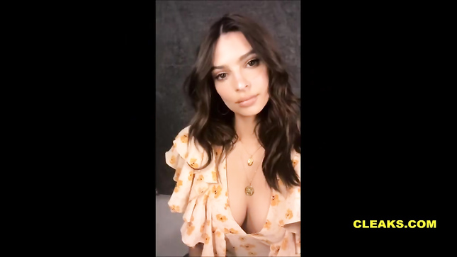 Грудастая модель Emily Ratajkowski показывает прелести