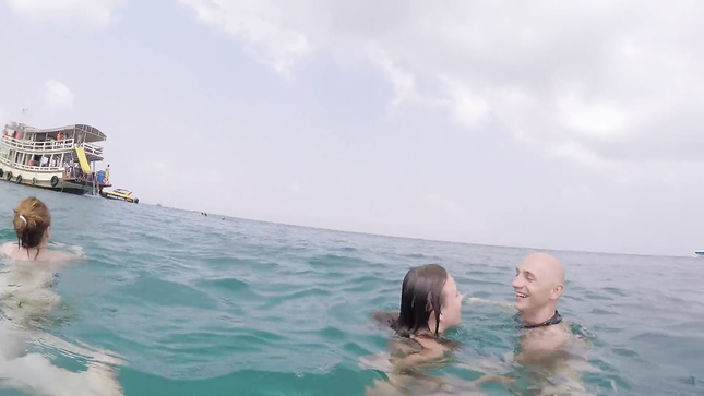 Мужик развел двух красоток на секс втроем прямо в море