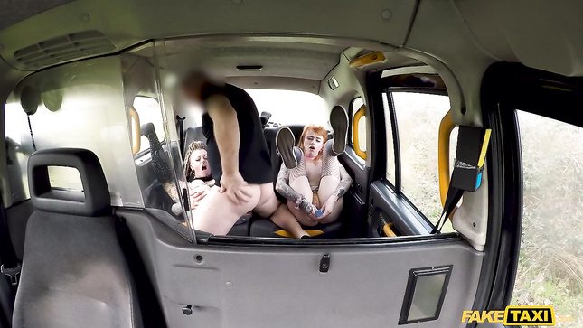 Неформалки обслужили таксиста всеми дырочками