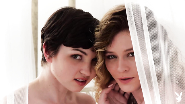 Две развратные подружки: соблазн под прозрачной вуалью