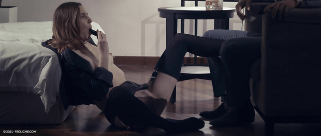 Гламурная штучка наслаждается мастурбацией на глазах у богача