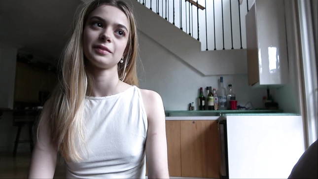 Скромная малышка раскрывает тайны взрослого наслаждения