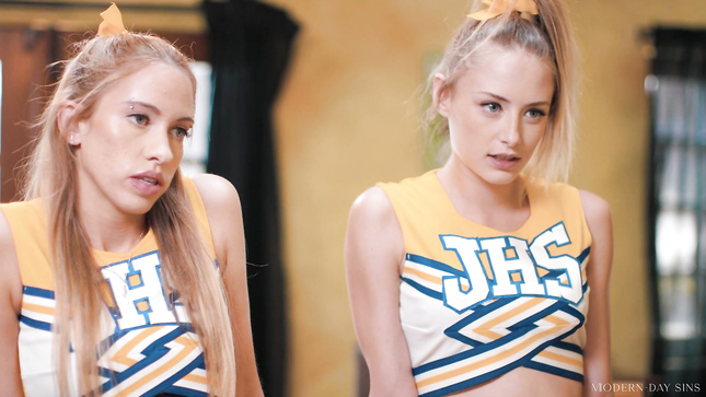 Нежные чирлидерши получили куни и трах в розовые киски