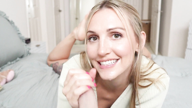 Горячая штучка играется с резиновым дилдо