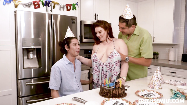 Пышная рыжуха сосет пасынку и отдается в вагину