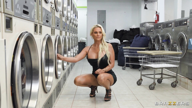 Phoenix Marie в масле получает трах в обе узкие щелки