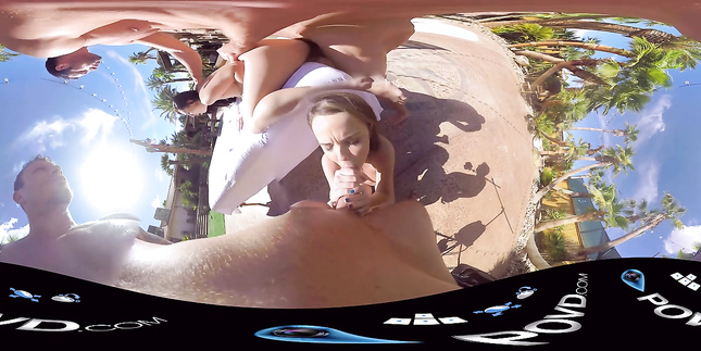 Групповое порно с двумя голыми телочками на улице