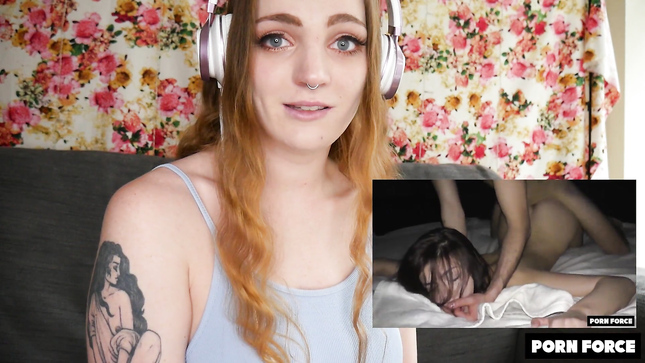 Телочка смотрит порно и комментирует происходящее