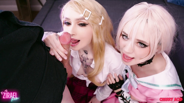 Косплейщицы обслужили парня в ЖМЖ