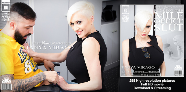 Бородатый мужик пользуется начальницей с короткой стрижкой