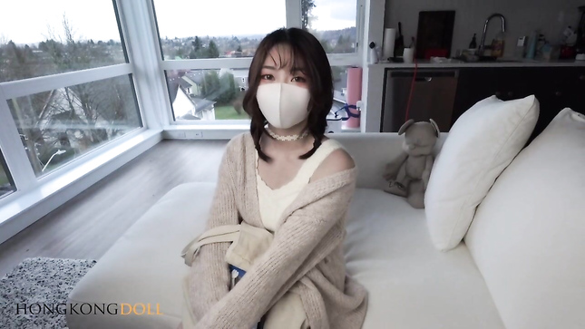 Милашка в маске получает оргазм и деньги