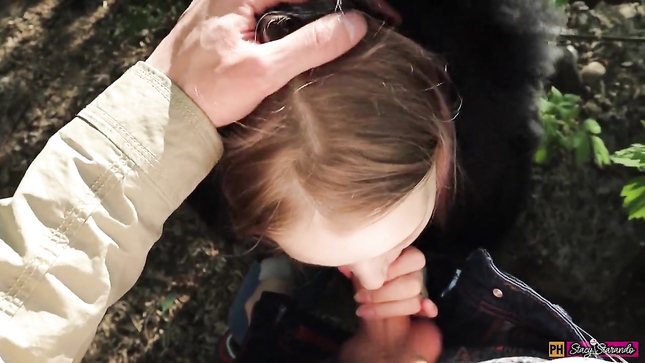 Сводная сестра сосёт на природе