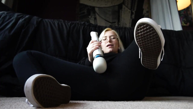 Сочная блондиночка мастурбирует киску через лосины