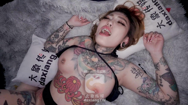 Неформалка в татуировках трахается в фургоне