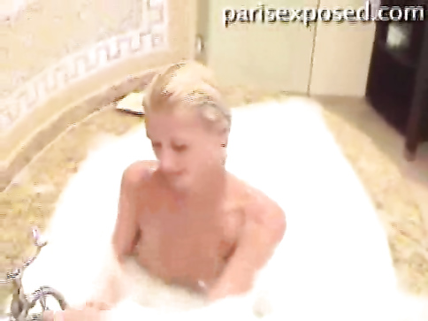 Пэрис Хилтон трахается в ванной