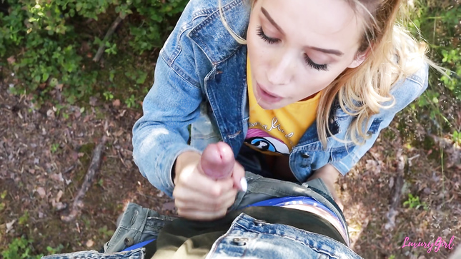 Блондинка глотает сперму на пикнике